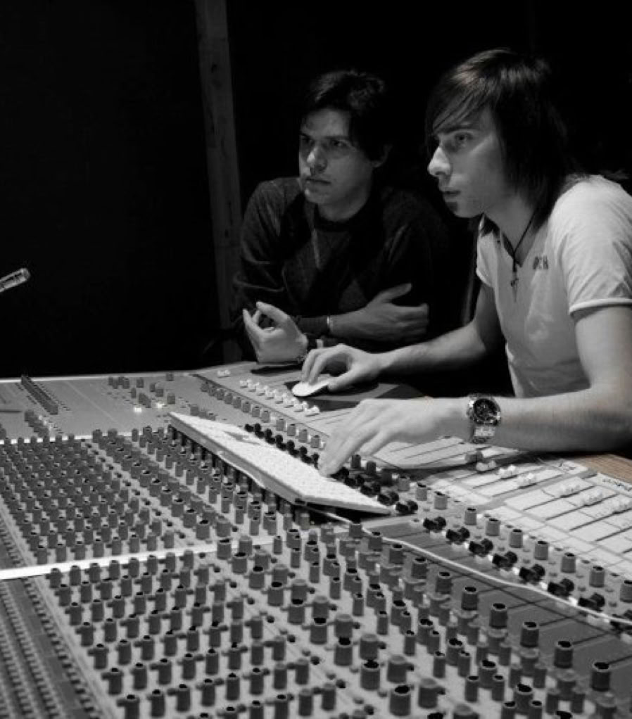 Vista dettagliata dei fader del mixer audio in uno studio di registrazione professionale, Vietnam.